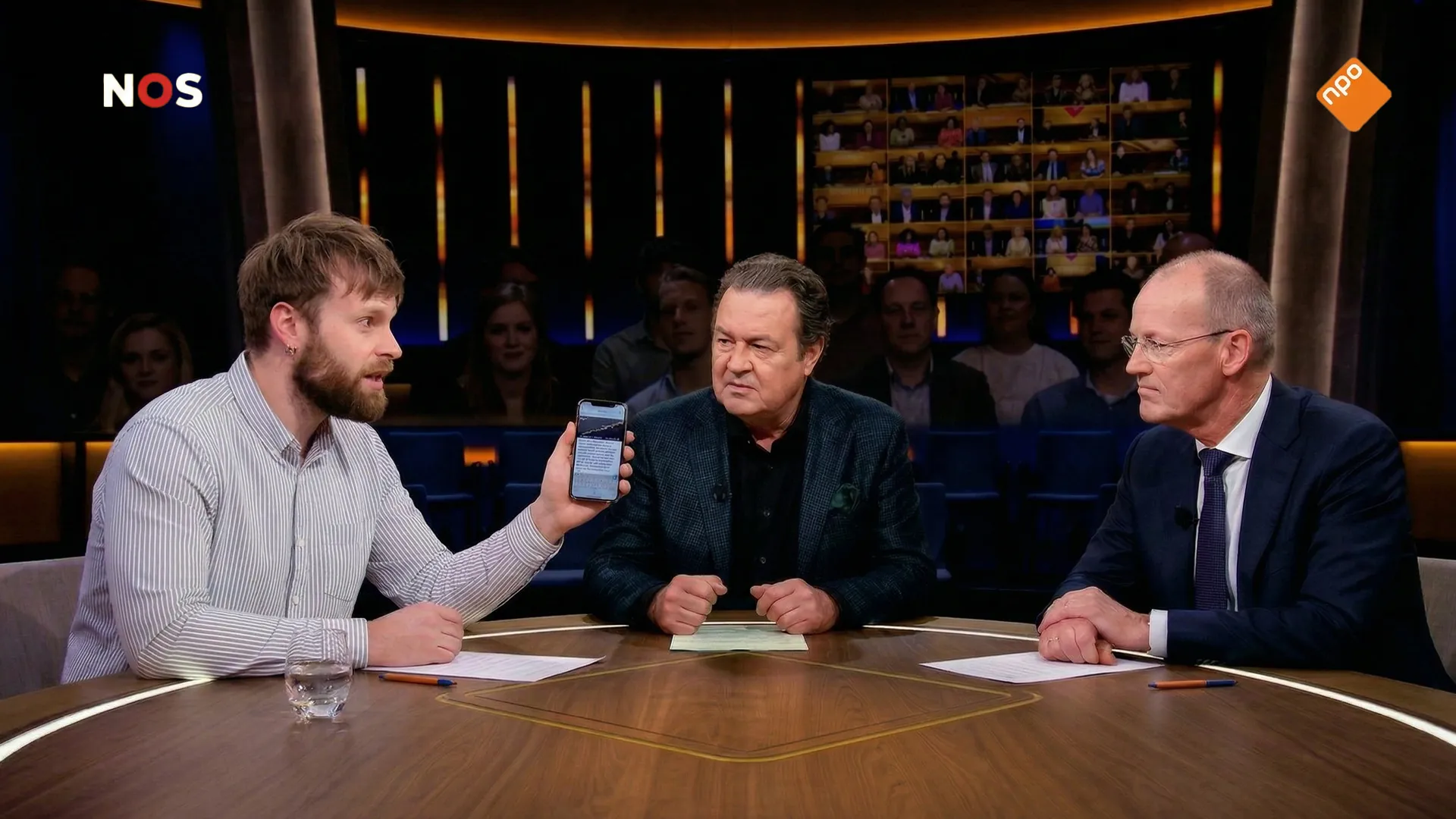 Tim Hofman toont rendementsgegevens op zijn telefoon