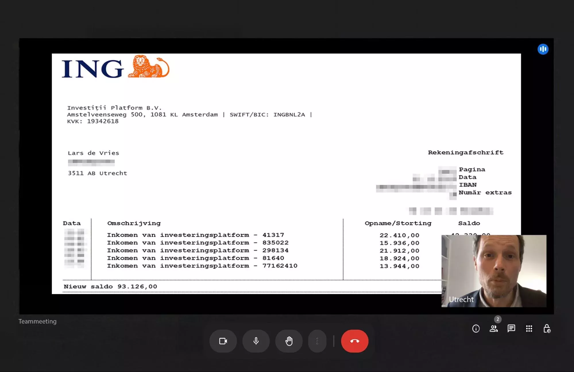 Lars toont zijn bankafschrift na gebruik van het systeem